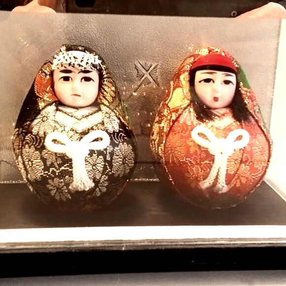 Vintage Japanese Roly Poly Daruma Wedding Dolls Brocade In Clear Mirrored Box - Picture 1 of 5